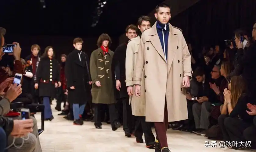 旗舰店中吴亦凡走秀穿的风衣,售价1.65万元,被抢购一空.