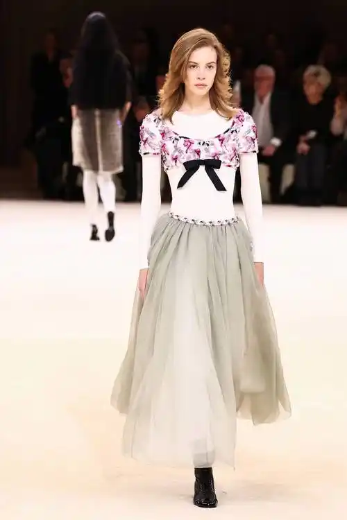 巴黎高级定制周——香奈儿品牌时装秀_新华社_法国巴黎_春夏