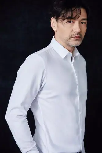 王策文艺范写真曝光 极简白衬衫尽展熟男魅力
