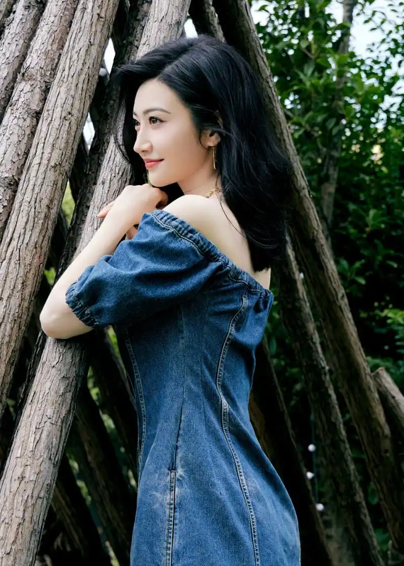 景甜牛仔裙美照,脸上洋溢的微笑有些迷人呀!