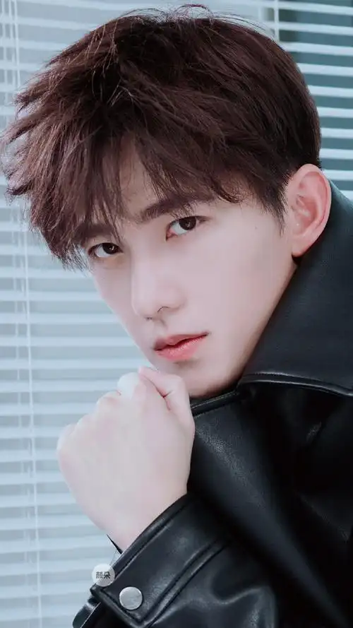 来自杨洋的侧颜杀眼神杀快接收今日份的美颜暴击