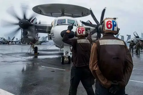 美军航母地勤人员星条旗服饰抢镜有人欢喜有人愁