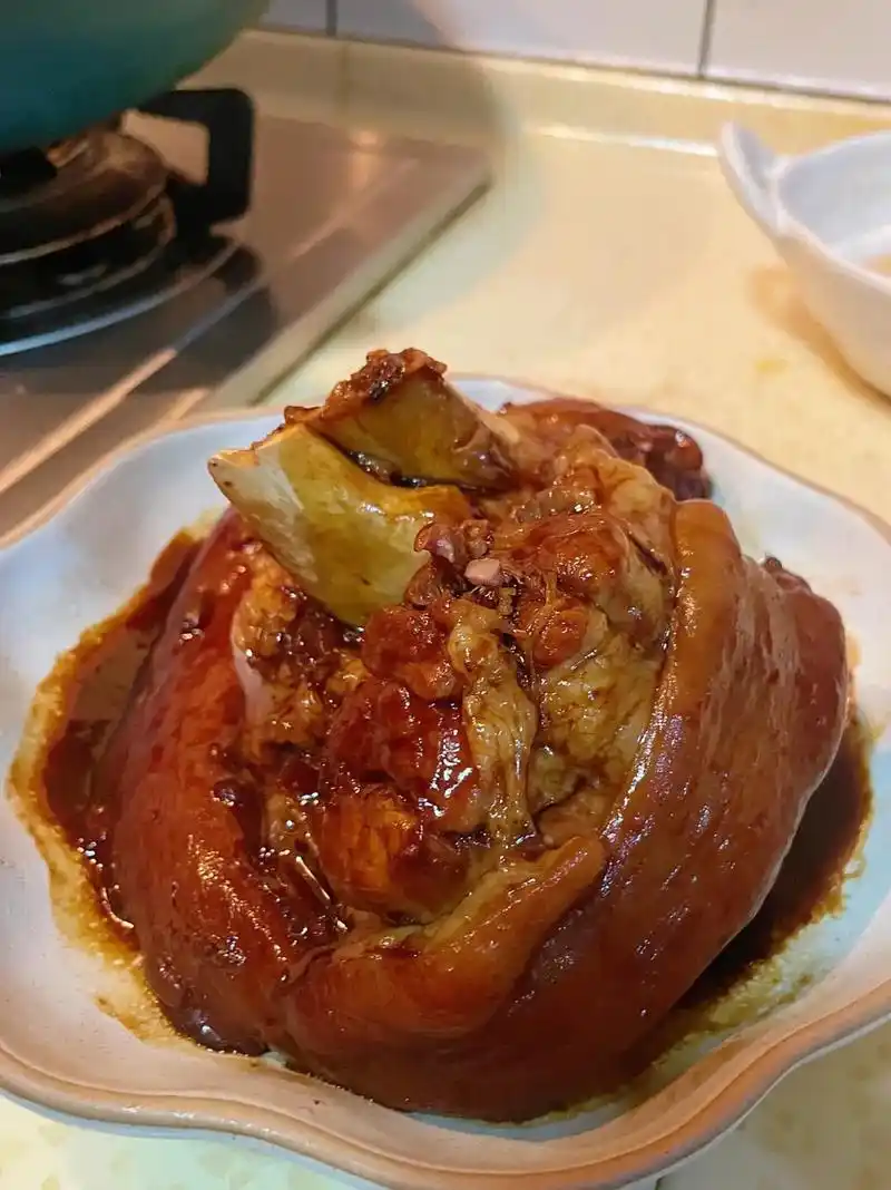 我炖了一个超级软烂的大肘子!家人们!太香了!照我的方 - 抖音
