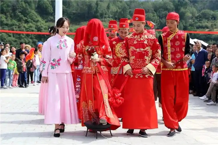 安康民俗"水上婚礼",喊着号子敲着锣鼓开着彩船划向对岸