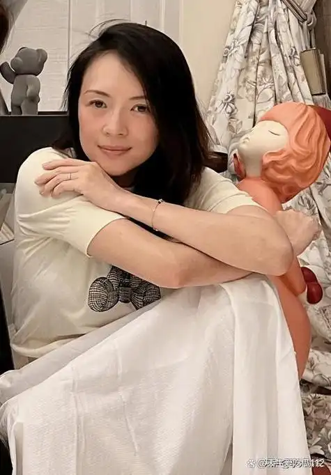 满脸浓妆艳抹,忍了刘亦菲和关晓彤,看到章子怡不禁喷饭满案