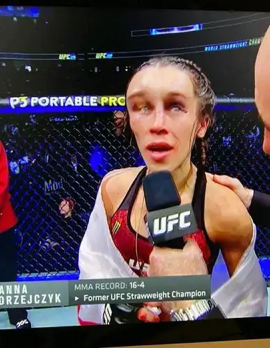 乔安娜将自己被张伟丽击中的照片挂在自家客厅 点赞她积极的人生