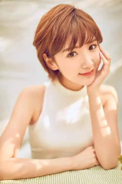 2018年,30岁,刚到而立之年的毛晓彤就遭遇到了事业上的危机