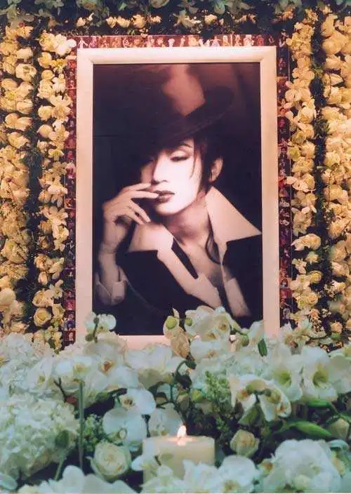 原创梅艳芳葬礼全过程,刘德华扶灵,谢霆锋抬遗像,旧爱赵文卓到场