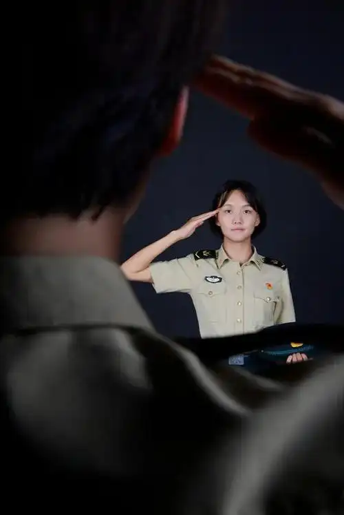 退伍女兵的军装写真,帅!