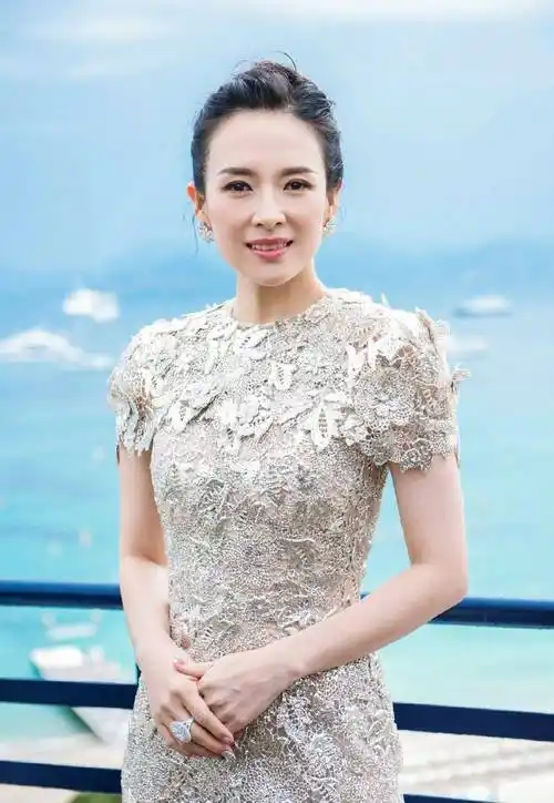 原创章子怡看汪峰演唱会大屏幕晒出她的素颜皮肤皱皱巴巴斑点多