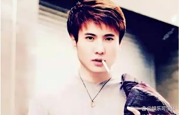 18岁岳云鹏忍了,18岁沈腾也忍了,看到18岁有头发的徐峥真没忍住