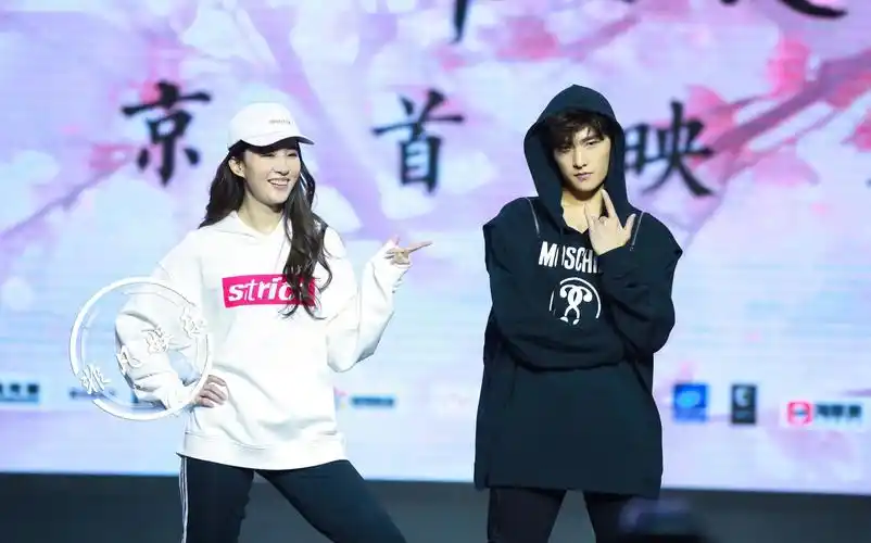 杨洋刘亦菲颠覆形象尬舞嗨翻全场