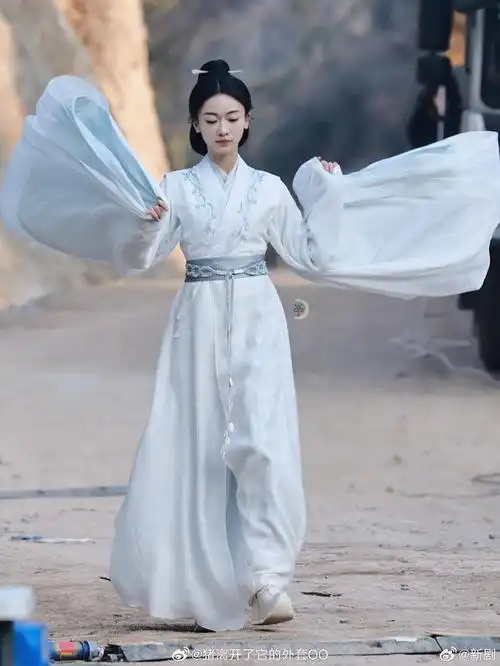 吴谨言新剧《春花厌》新造型饭拍路透图……__财经头条