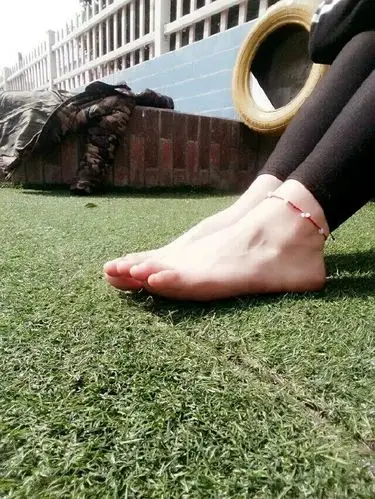 漂亮吗,还有可爱的脚丫?