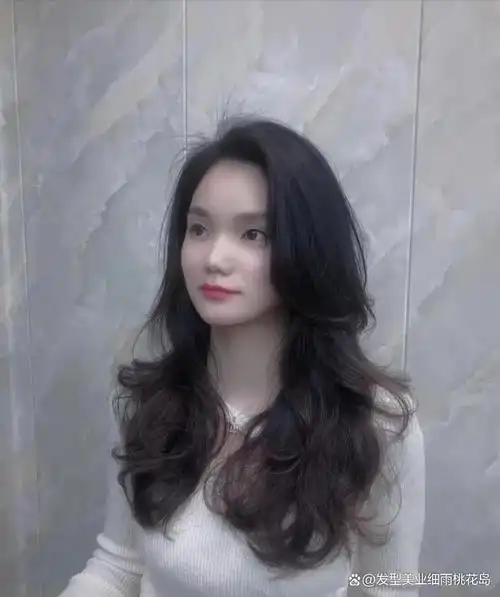 想要显年轻可以尝试微卷烫,非常自然蓬松,修颜,大发型,无论长短,都