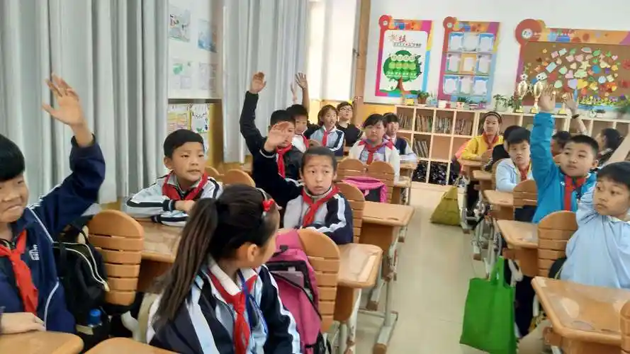 下课 铃声已打响,张教练还意犹未尽,孩子们也沉浸其中