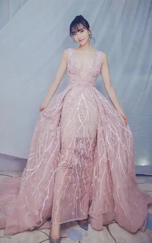 美女明星宋茜礼服写真