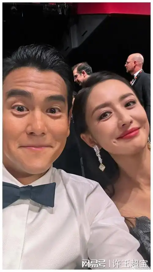彭于晏佟丽娅戛纳红毯自拍曝光,网友直呼:颜值爆表!