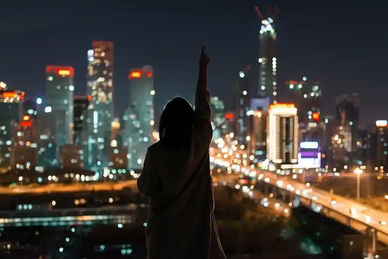 工作总有各种各样的苦,可所有人都在努力生活,永远有人比你更难.