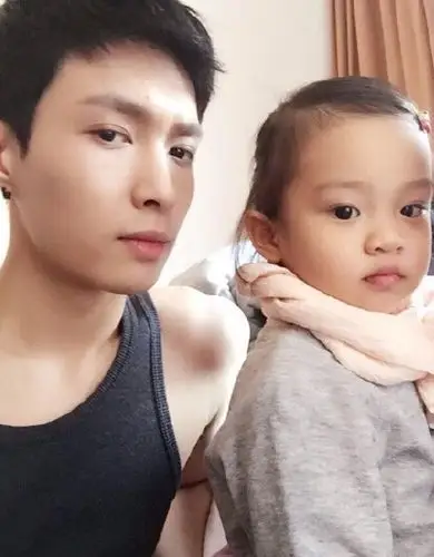 "照片中,张艺兴穿着黑色背心,一脸高冷的看着镜头,而同