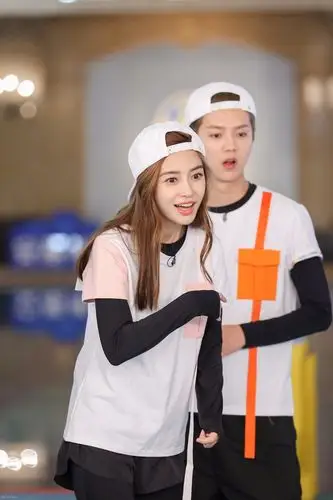 奔跑吧angelababy浑身被水浇湿,但素颜的baby还是那么漂亮