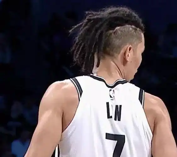 去年的时候,他受伤了,于是开始鼓捣自己的发型——尝试了脏辫,就是