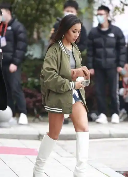 吉克隽逸虽然肤色黑但很自信,穿骑行裤秀长腿,真不愧是辣妹子_短裤