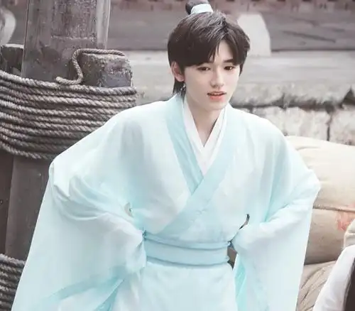 宋亚轩扮书童录节目,修身古装穿成宽松长裙,腰围看着比女生还细