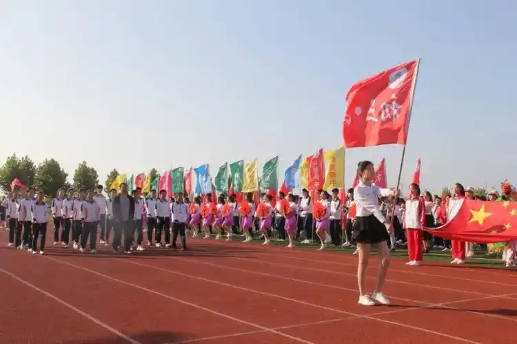 阳光下奔跑赛场上逐梦蔄山中学举行秋季尚美体育文化节