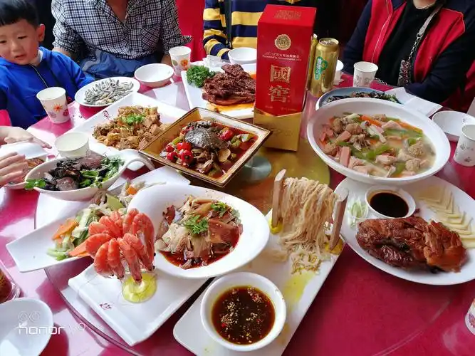 生日前一天一百桌酒席,生日这天中午一百六十六桌的坝坝宴席,有点难度