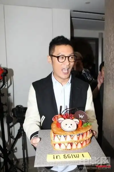 杨千嬅挺大肚为新片宣传 获搭档余文乐预祝生日