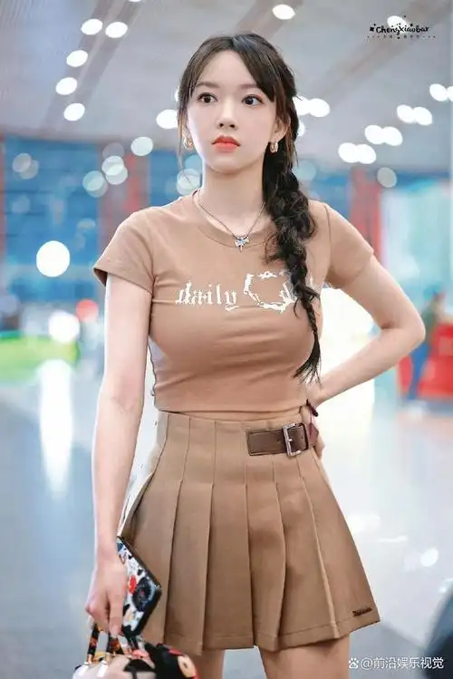 程潇出发录制《中餐厅》,路透照片公布,网友大赞程潇身材非常棒