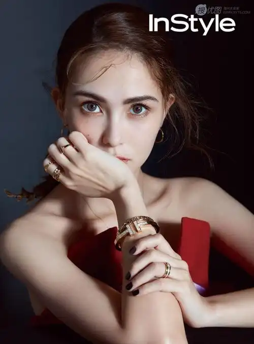 昆凌妩媚性感抹胸装杂志写真图片闪亮珠宝首饰加身大方贵气昆凌女演员