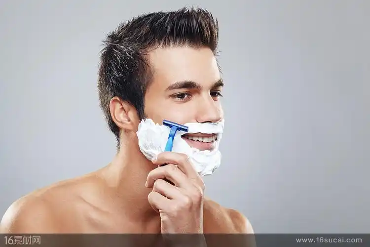 面部涂抹着胡须膏刮胡子的男士高清图片