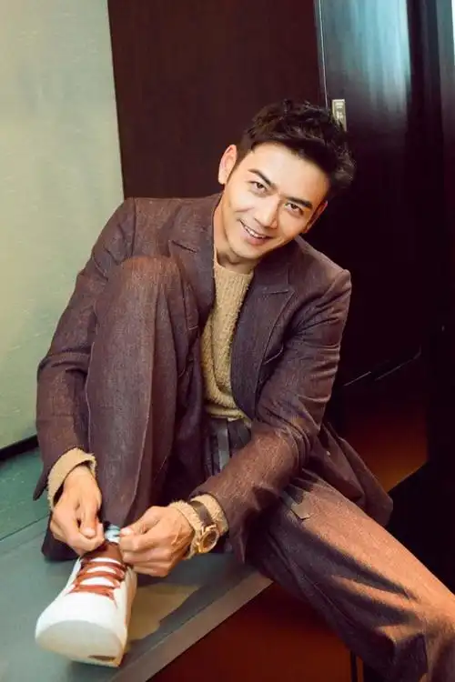 回顾演员杨烁婚内出轨自称硬汉却吃软饭怪不得童谣躲着他