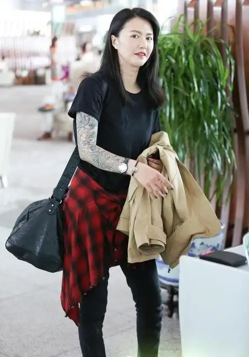 大花臂超级女声谭维维的时尚穿搭简约又帅气高个子女生学起来