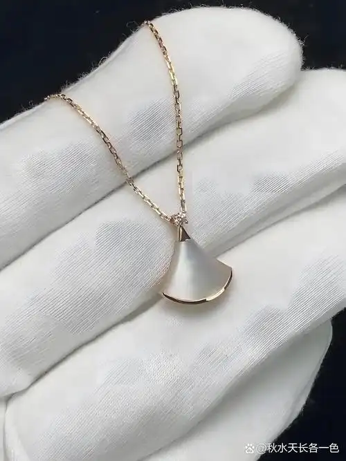 宝格丽白贝母小裙子项链7815