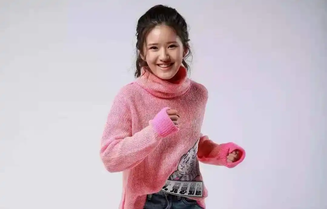 赵露思入行前旧照被扒,皮肤黝黑略显成熟,发量浓密令人羡慕