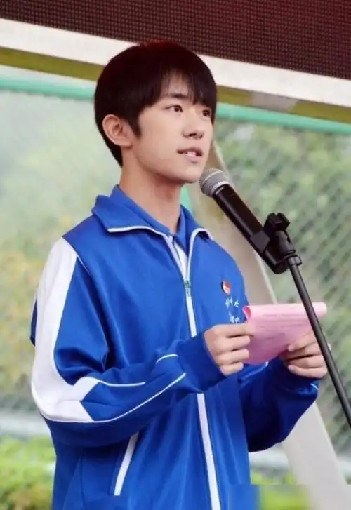 易烊千玺两次穿高中校服时隔三年少年气果然不是年龄决定的