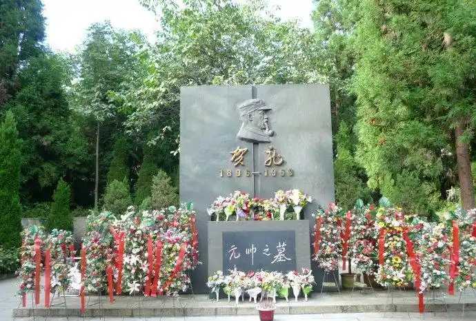 八宝山第一墓是谁?谁的墓又被祭拜最多?特殊的81号墓是谁?