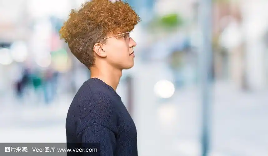 年轻英俊的男子与爆炸头戴眼镜看向一边,放松的侧面姿势与自然的脸与