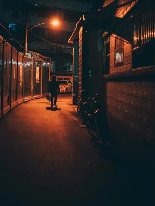 路灯为什么多半是暖色调的,大概是为了温暖,寒冷的夜晚,每一个晚归的