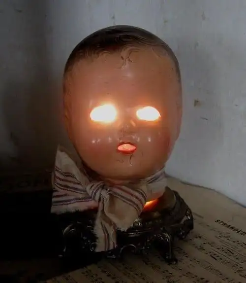 令人窒息的诡谲目光,让人毛骨悚然的人形玩偶