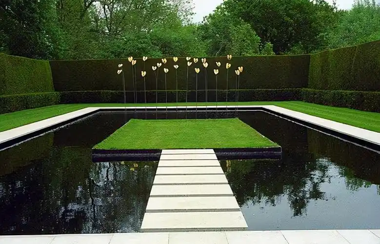 跌水主要是利用落差让水从高处跌落到低处过程中形成的水景效果造景.