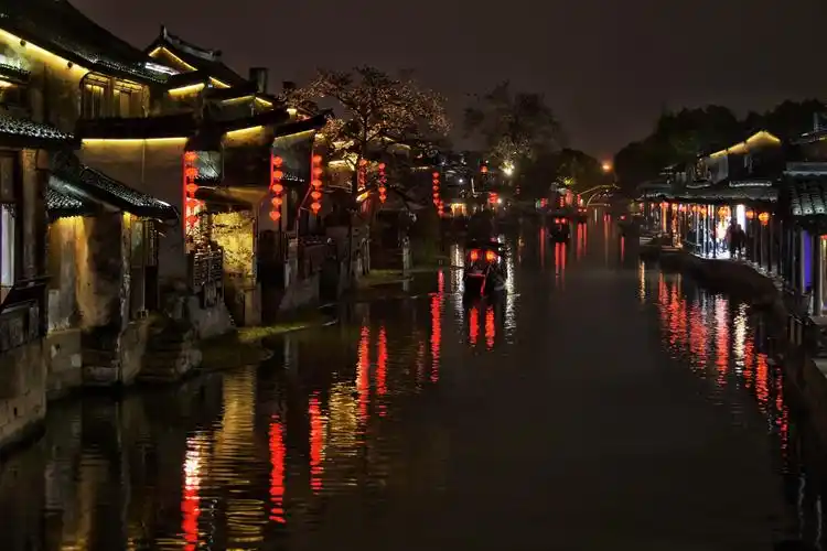 嘉兴西塘古镇的夜景很漂亮烟雨江南夜色古镇灯火璀璨