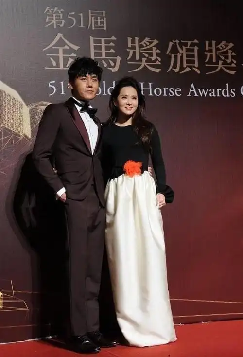 伊能静和老公出席活动穿一袭礼服裙优雅大方54岁还像小女生