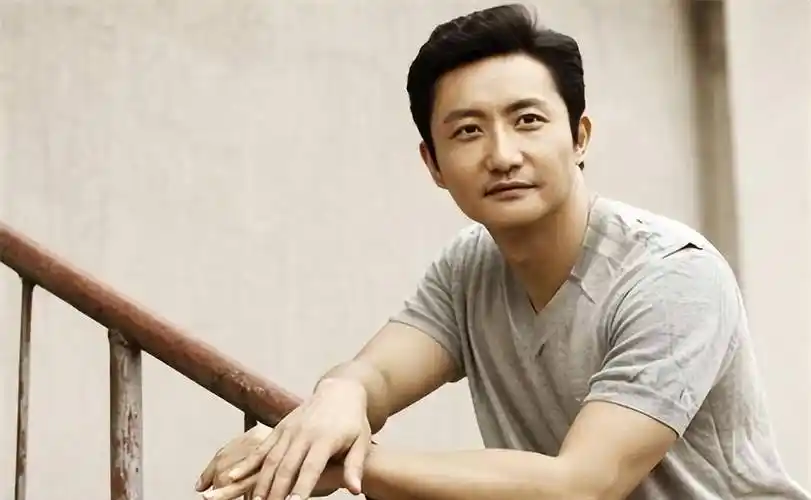 "多面"涂松岩:出道多年戏红人不红,隐退三年不愿错过儿子成长