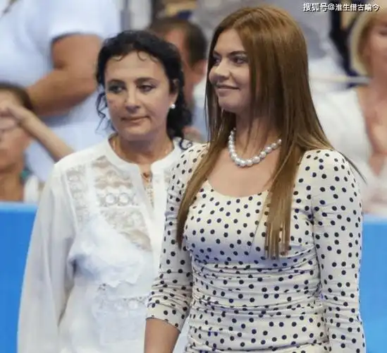 普京的硬汉柔情2004年为21岁体操女神卡巴耶娃颁奖羞涩的微笑