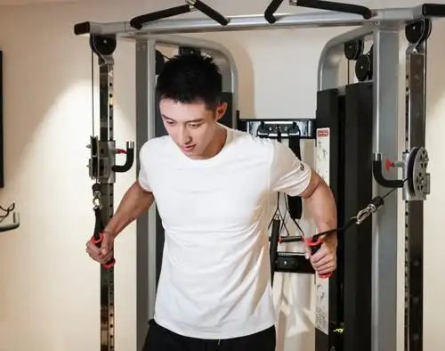 黄景瑜成"健身狂魔",单手把李沁轻松举起,李沁瞬间变成哑铃