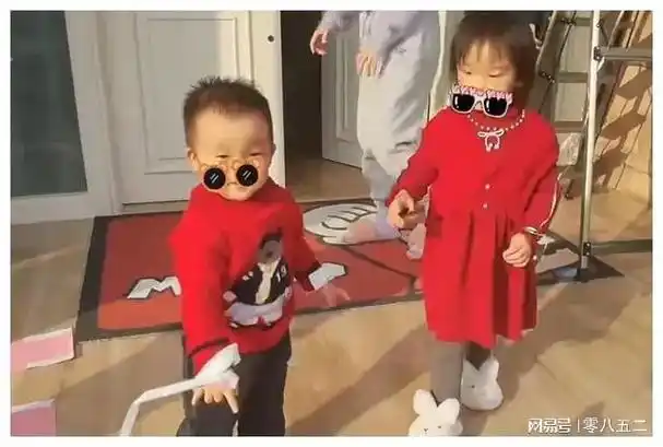 郑恺苗苗两家人吃团圆饭,三胎女宝宝出镜,老大老二正脸都像郑恺